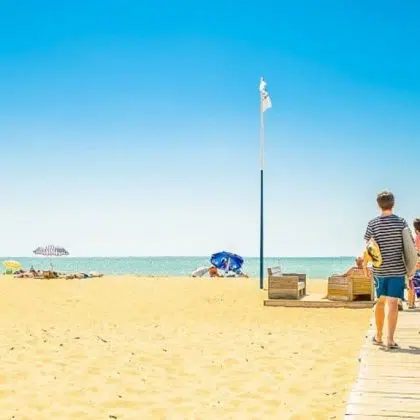 les flots bleus plage sable 1024x575 1