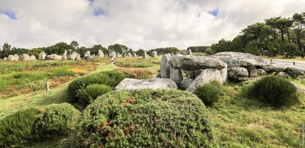 menhirs kermario carnaccsimonbourcier 1024x496 1